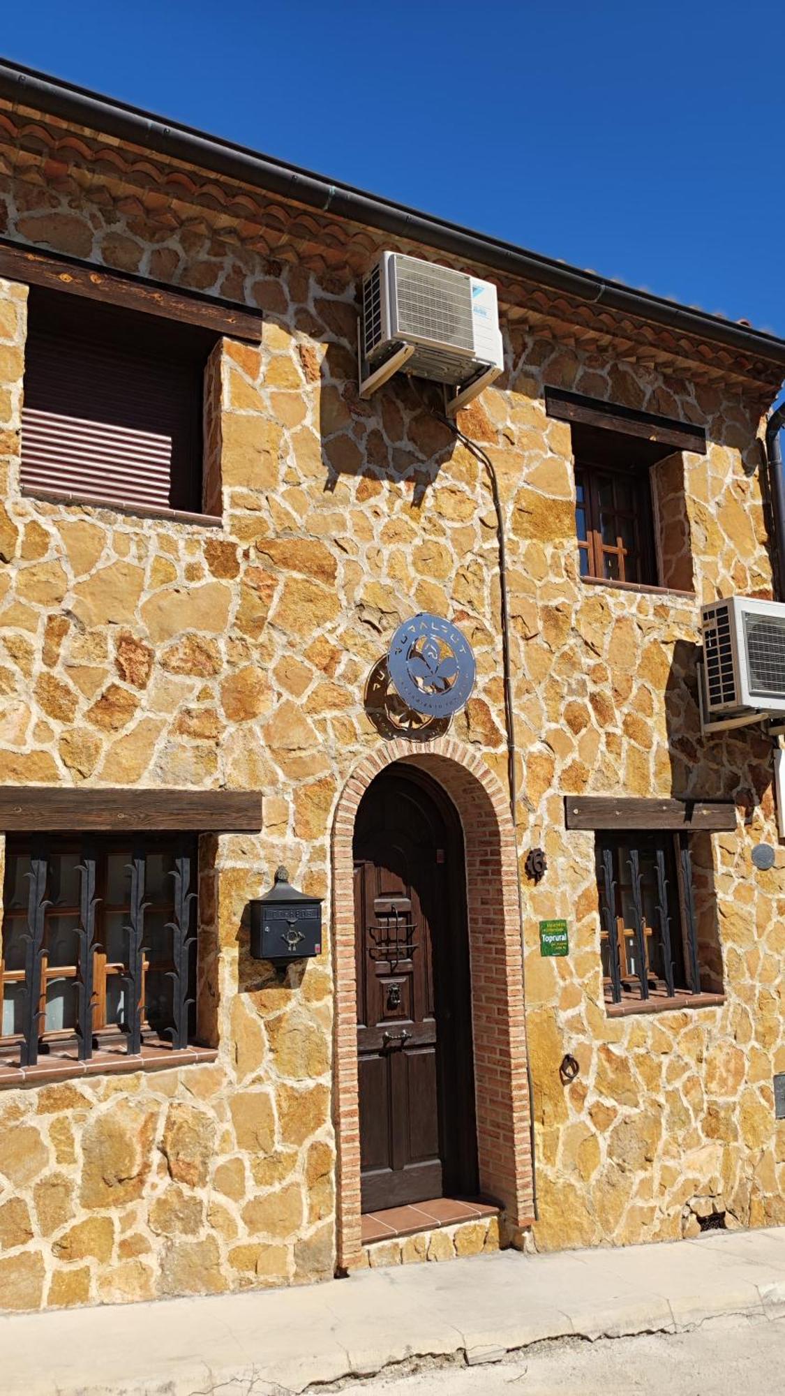 Ruralrut-El Tiemblo Wifi, Cabina De Hidromasaje, Aire Acondicionado Y A Pocos Metros De Zonas De Bano Naturales Екстер'єр фото